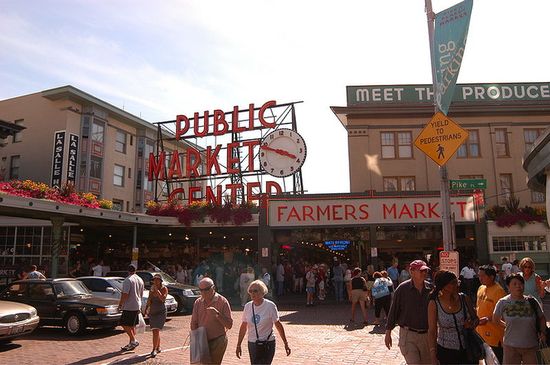 Pike Place Market —- знаменитый туристский рынок на набережной Сиэтла