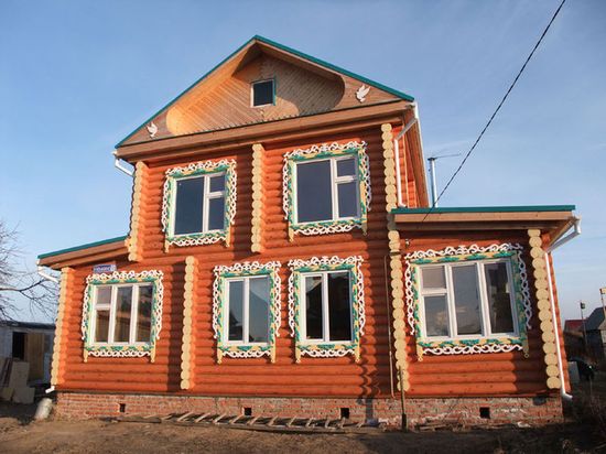 Симпатичный дом с резными наличниками в деревне Кудыкино