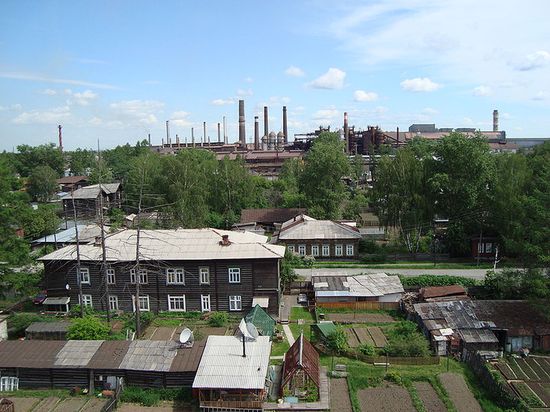 Вид на Металлургический завод им. А. К. Серова с вышки стадиона «Металлург»