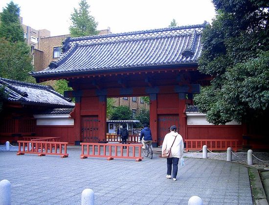 Акамон - знаменитые ворота в Токийский университет