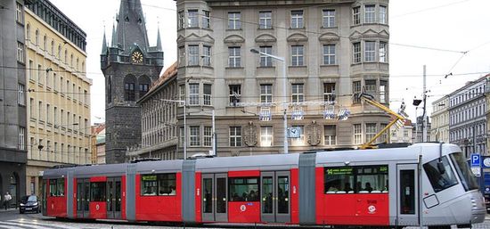 Трамвай Škoda 14T в центре Праги
