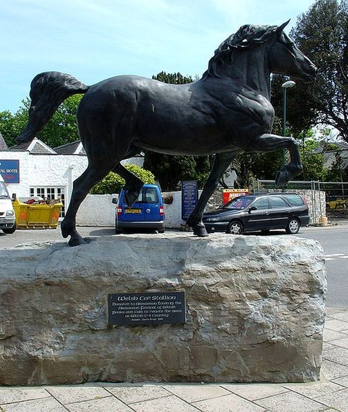 Статуя валлийского пони в Аберайроне (скульптор Дэвид Мейер, 2005)