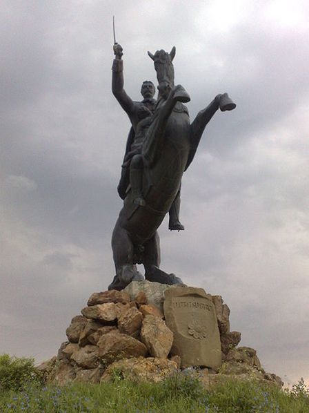 Памятник Андранику Ознаняу около села