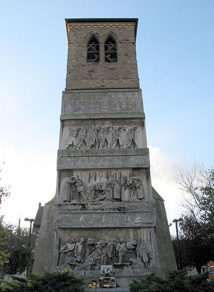 Колокольня старой церкви Сен-Кантен с памятником Павшим в Первой мировой войне