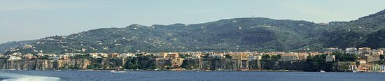 Сорренто (итал. Sorrento) — город в Италии, располагается в регионе Кампания, подчиняется административному центру Неаполь.