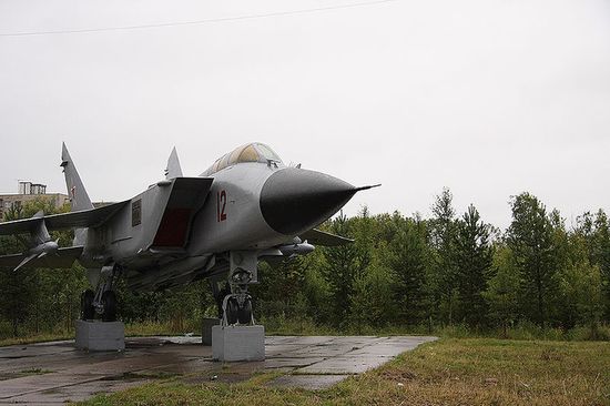 МиГ-31 на «вечной» стоянке в честь 518-го ИАП ранее базировавшегося на аэродроме «Талаги»
