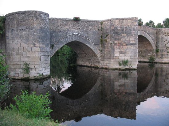 Мост XII века через Гартамп