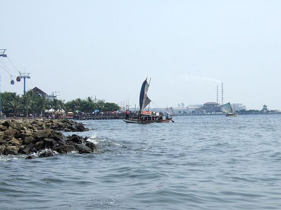 Парусная шлюпка в заливе Джакарты