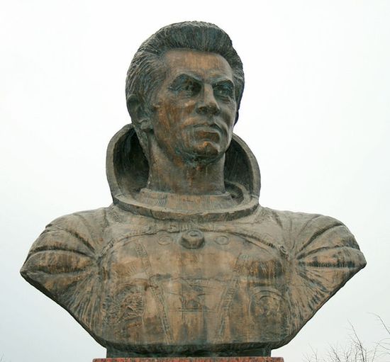 Бронзовый бюст советского космонавта   А. Иванченкова (1984).