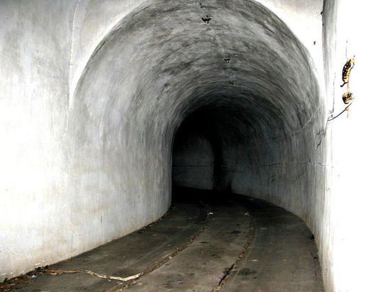 Тоннель, по которому вывозились готовые изделия.