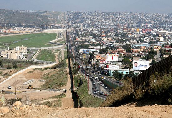Граница между США и Мексикой (справа — Тихуана, слева — Сан-Диего)