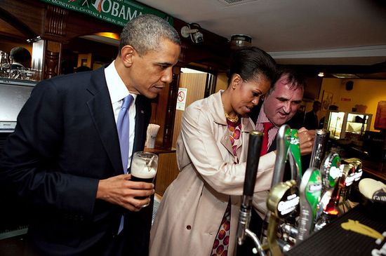 Президент выпил стаута, произнеся традиционный тост slinte, а Мишель Обаму научили наливать пинту