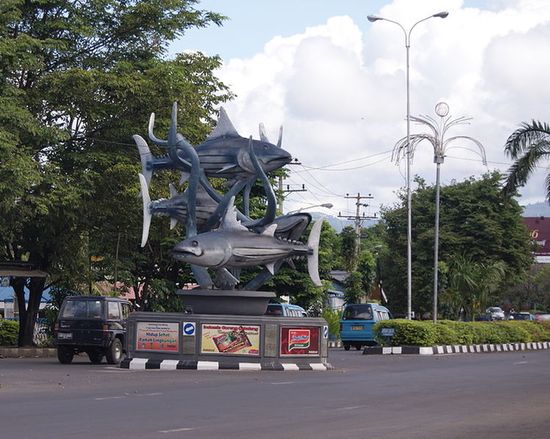 Статуя, изображающая рыб чакаланг (индон. Ikan Cakalang).