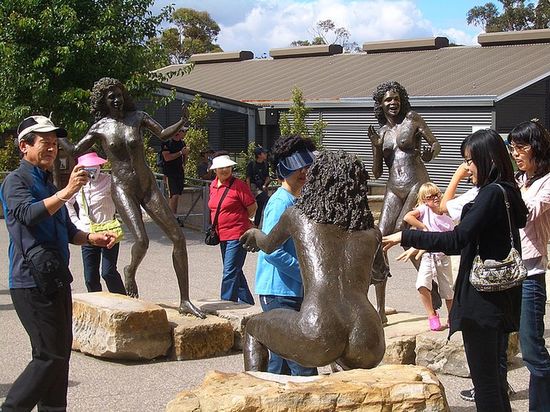 Туристы ознакомляются со скульптурной группой на историческую тему
