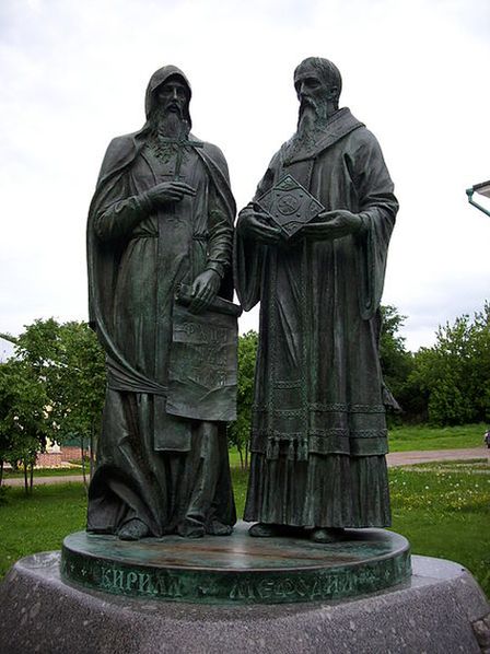 Памятник св. Кириллу и Мефодию возле Успенского собора