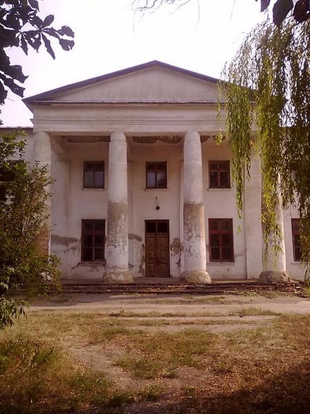 Левый сохранившийся флигель дворцово-паркового комплекса Д.Кваренги в Хотени