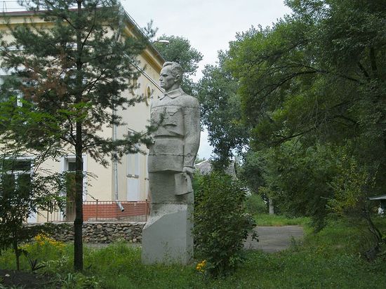 Памятник Владимиру Арсеньеву возле городского музея