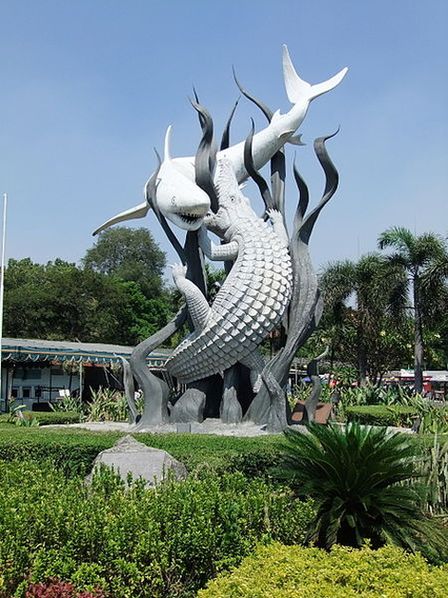 Скульптурное изображение сражения крокодила с акулой украшает местный зоопарк