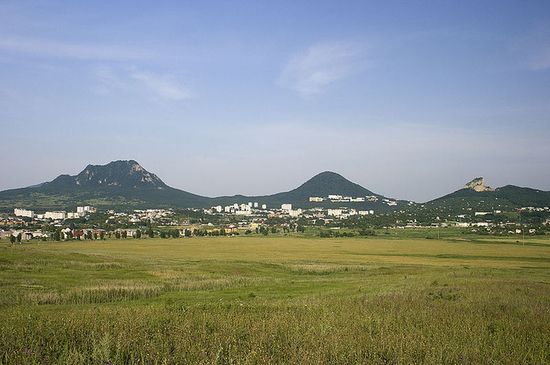 Панорама Железноводска. Слева направо: горы Развалка, Железная, Медовая
