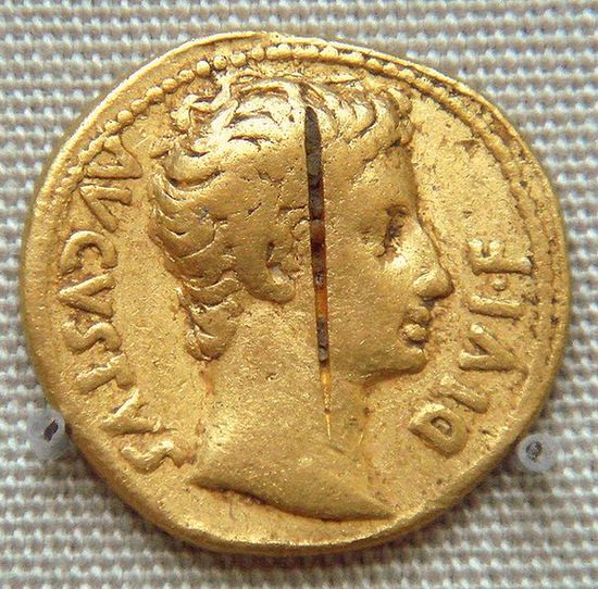 Монета римского императора Октавиана Августа найденная в Пудукоттае. Британский Музей.