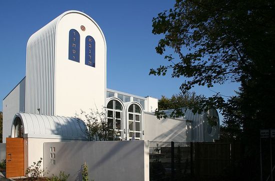 Синагога Дом надежды, бывшая лютеранская церковь, перестроена в синагогу в 2007-2008 годах.