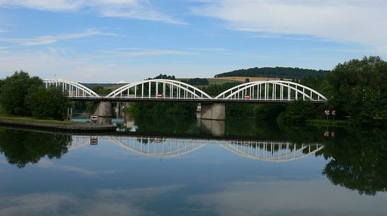 Мост через Мозель, соединяющий Помпе и Фруар.