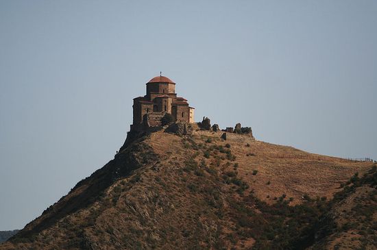 Джвари — грузинский монастырь и храм на вершине горы у слияния Куры и Арагви близ Мцхеты — там, где, по преданию, воздвигла крест святая равноапостольная Нина.