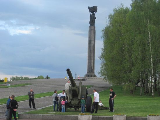 Мемориал Славы и пушка