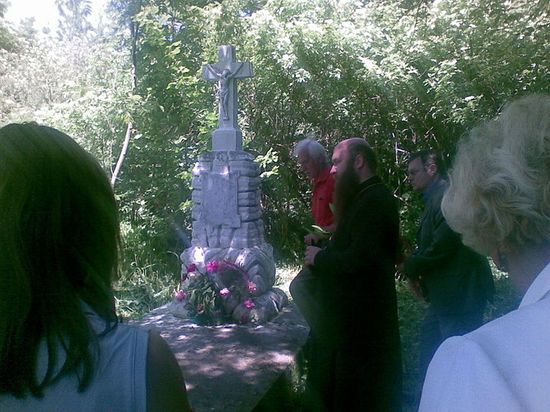 Надгробие о.Иоанна Савюка, основателя памятника А.С.Пушкину в 1907 г. в с.Заболотовцы