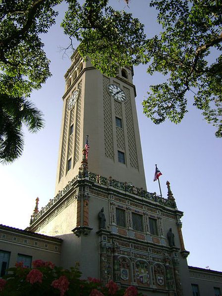 Главная башня университета Пуэрто-Рико в Рио Пьедрас.