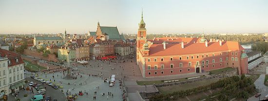 Восстановленный королевский дворец в Варшаве и площадь перед ним
