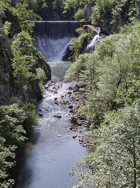 Большая плотина на каньоне реки Джетиня
