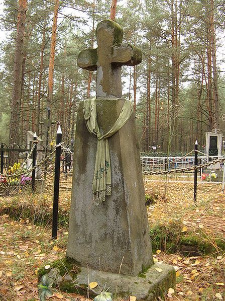 Крест на местном кладбище