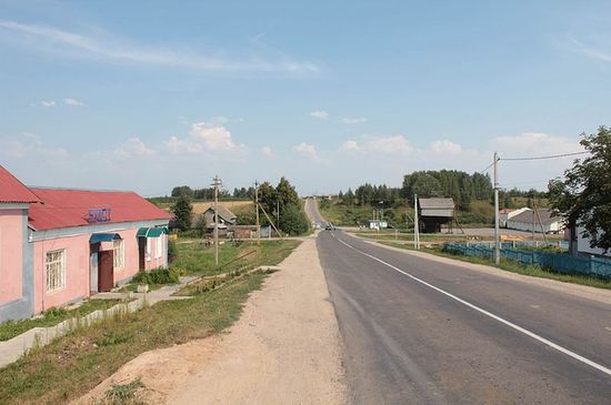 Вид на таможенные пункты Беларуси и России. Дорога идёт на восток