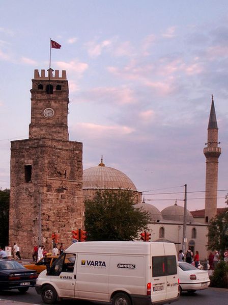 Часовая башня Саат Кулеси и мечеть Текели Мехмет Паши