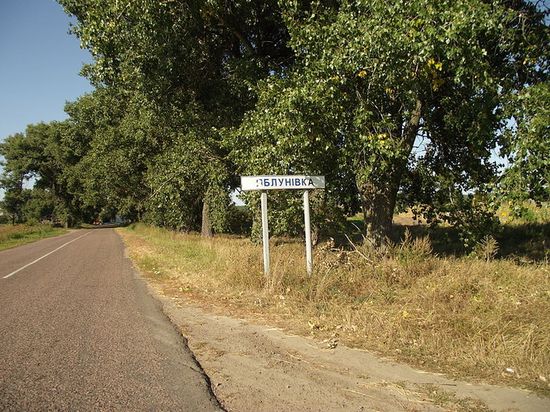 Дорожный знак на въезде в село