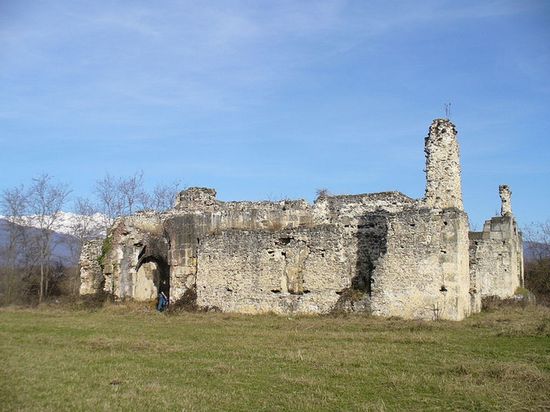 Развалины дворца абхазских князей ШервашидзеЧачба в Лыхны.