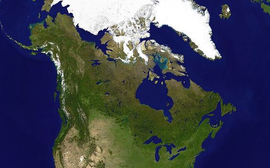 Спутниковый снимок Канады. Повсюду в стране, кроме крайнего юга, преобладает тайга, ледники распространены в арктической области, а также на прибрежных горах и горе Св. Ильи, тогда, как степные равнины благоприятствуют земледелию. На юго-востоке равнин, где из Великих озёр вытекает река Св. Лаврентия, проживает бо́льшая часть населения.