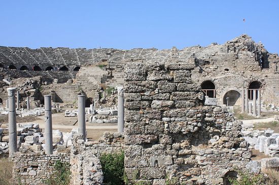 Вид на античный амфитеатр Сиде