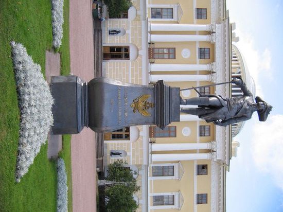 Памятник Павлу I   у Павловского дворца
