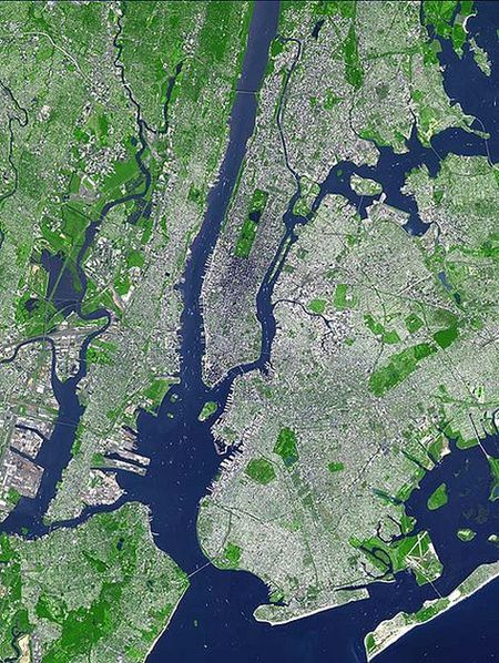 Город Нью-Йорк, вид со спутника TERRA. Выдающийся зелёный прямоугольник — Центральный Парк Нью-Йорка на острове Манхэттен. «Ground Zero» можно различить как более крупное из бледных пятен возле южной оконечности Манхэттена.