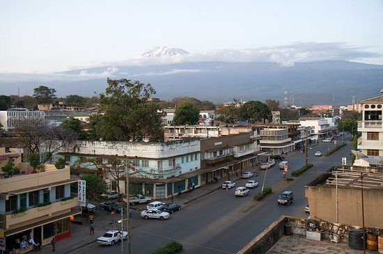 Вид на город Моши и Килиманджаро.
