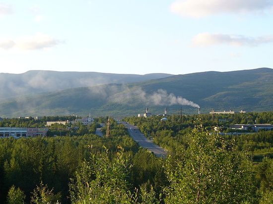 Вид на посёлок Белореченский севернее Апатитов. Видны трубы Апатитской ТЭЦ