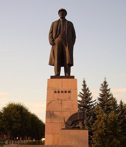 Памятник В. И. Ленину в центре Йошкар-Олы