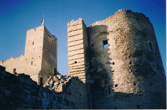 Развалины замка на холме Валлимяги