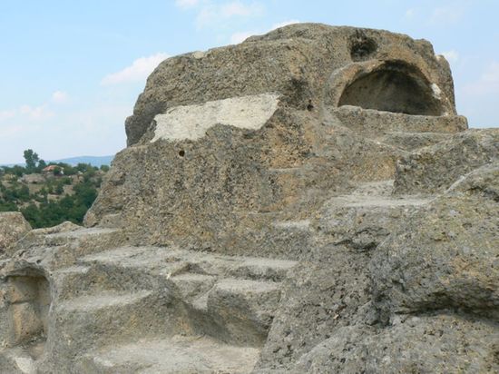 Саркофаг в «святилище Орфея» на окраине села Татул