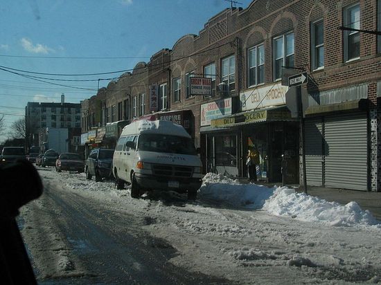 Обычная Бруклинская улица с магазинами