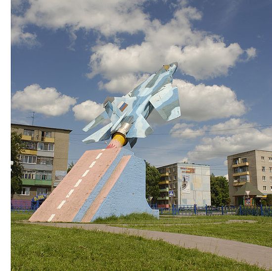 Памятник самолету Миг-23