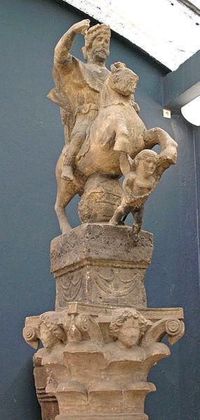 Монумент «Юпитер, попирающий ангипеда» находился на бывшей галло-романской вилле в окрестностях Доммартен-ла-Шоссе. Ныне в музее Лотарингии (Нанси).