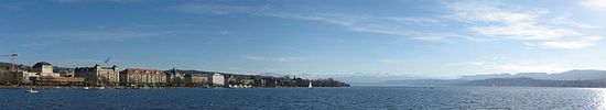 Вид на Цюрихское озеро и Швейцарские Альпы со стороны Цюриха